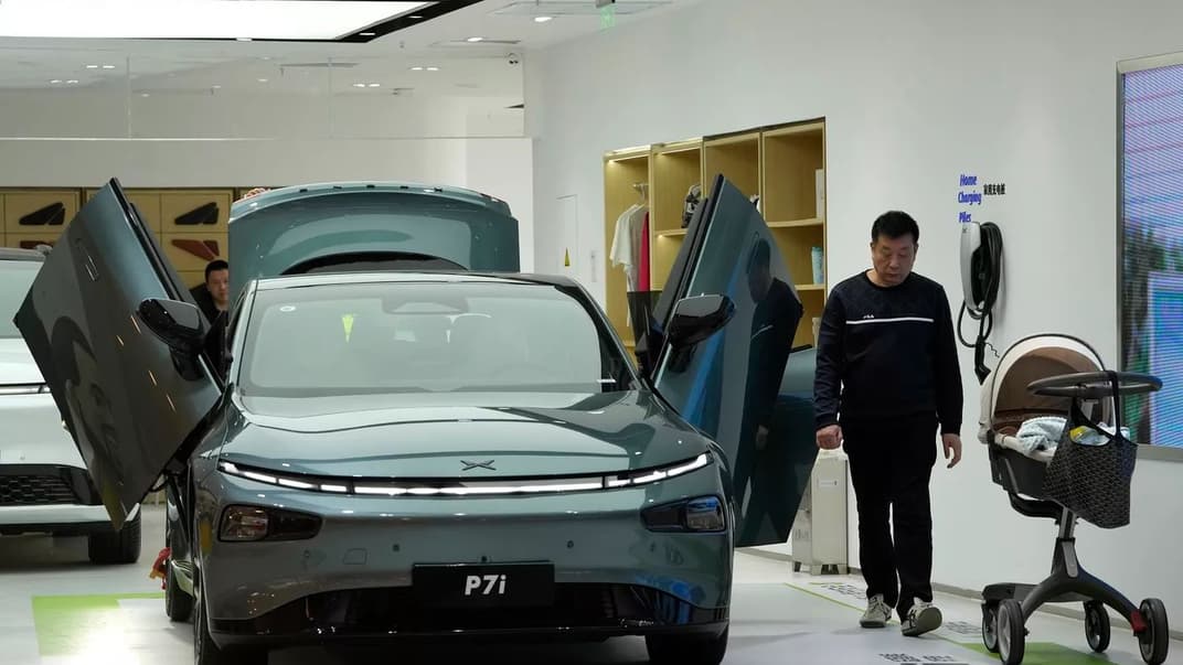Чоловік розглядає електричний седан P7i від китайського автовиробника Xpeng у виставковому залі в Пекіні, 13 квітня 2023 року