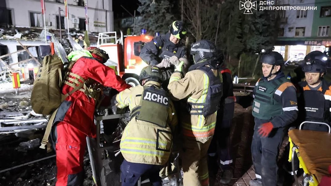 Рятувальники надають допомогу одному з постраждалих від удару по Кривому Рогу