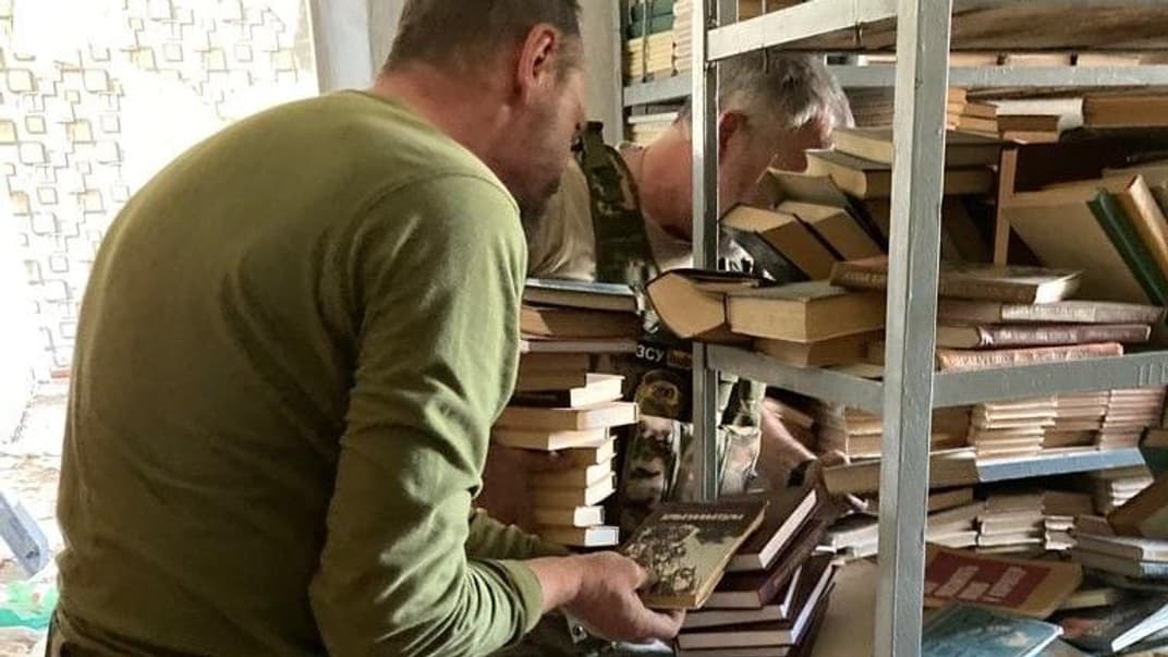 Військові евакуюють книги із Сіверська