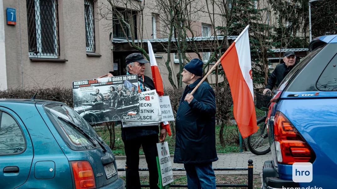Протестующие у здания, где проходила встреча фермеров с Дональдом Туском в Варшаве, 29 февраля 2024 года