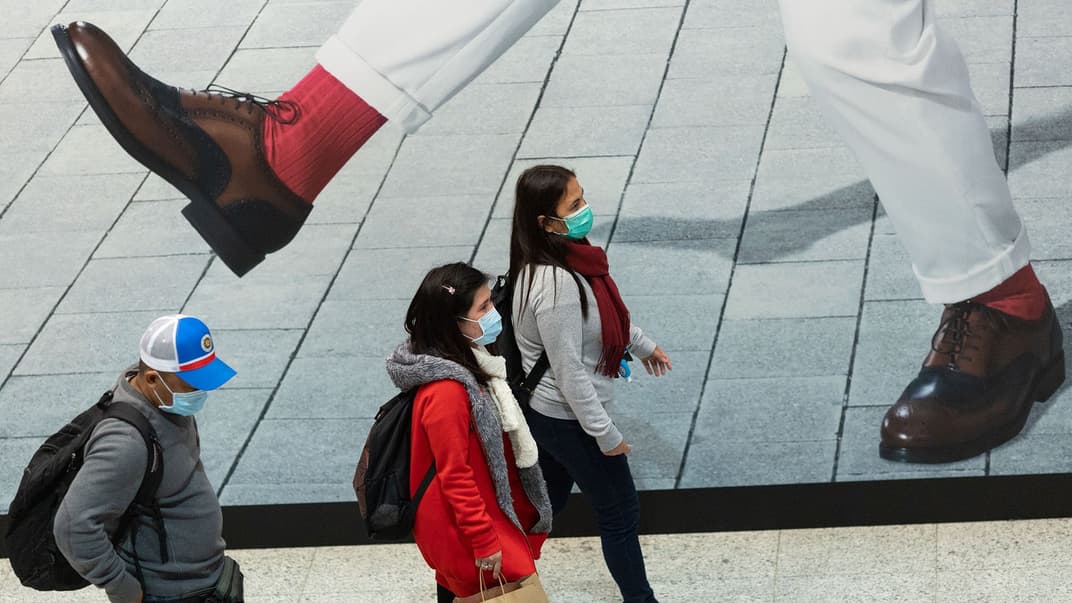 Люди в захисних масках на залізничній станції в Гонконгу, Китай, 26 січня 2020 року