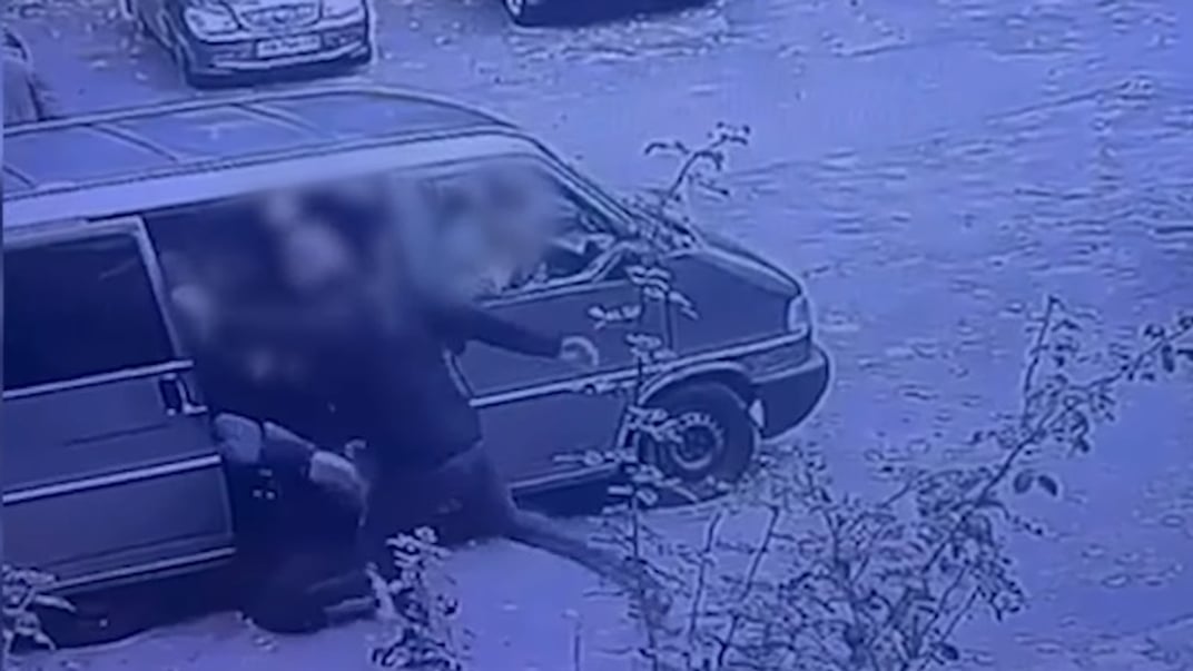 На камери відеоспостереження потрапив момент побиття