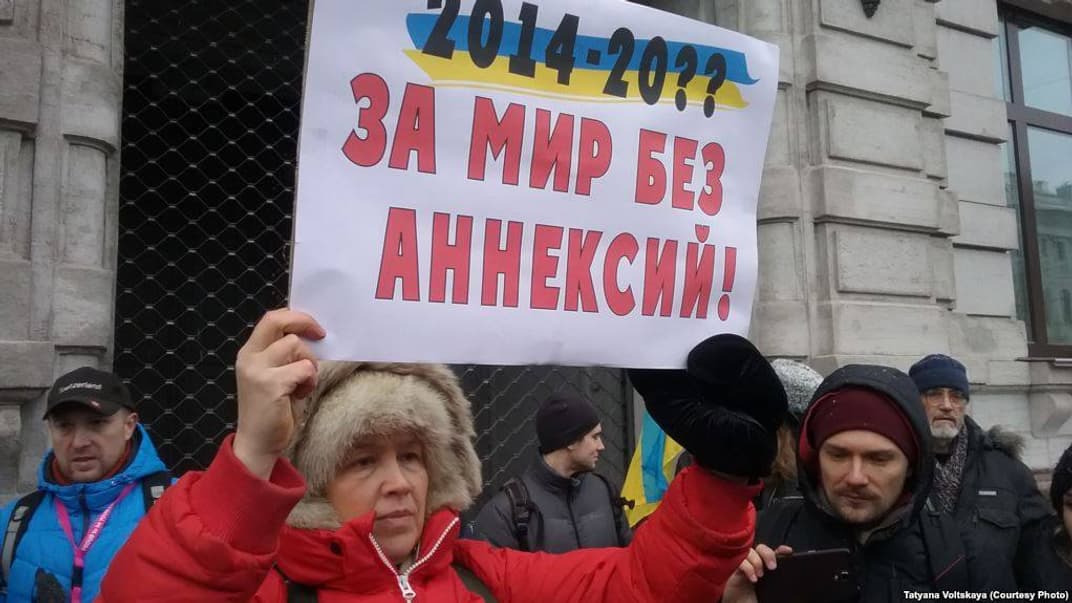 Під час пікетування одна агресивна жінка напала на активіста і порвала плакат