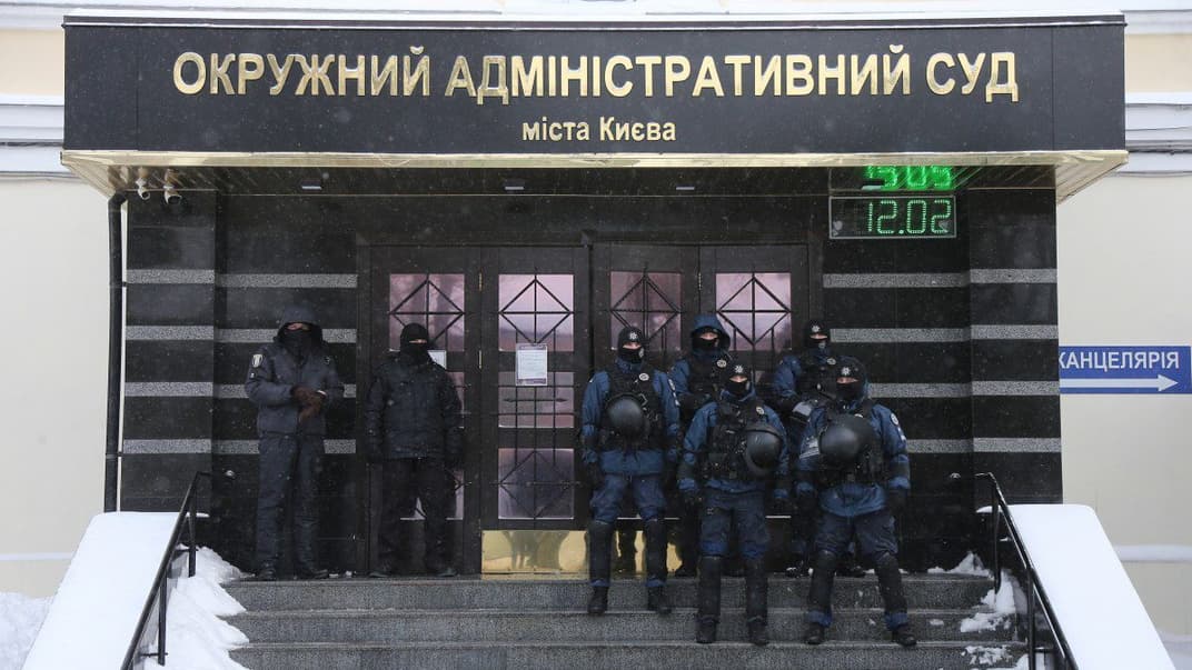 Охорона біля входу до Окружного адміністративного суду Києва під час протесту біля будівлі ОАСК через рішення суду про скасування постанови Київської міської ради про перейменування Московського проспекту на честь Степана Бандери, Київ, 12 лютого 2021 року