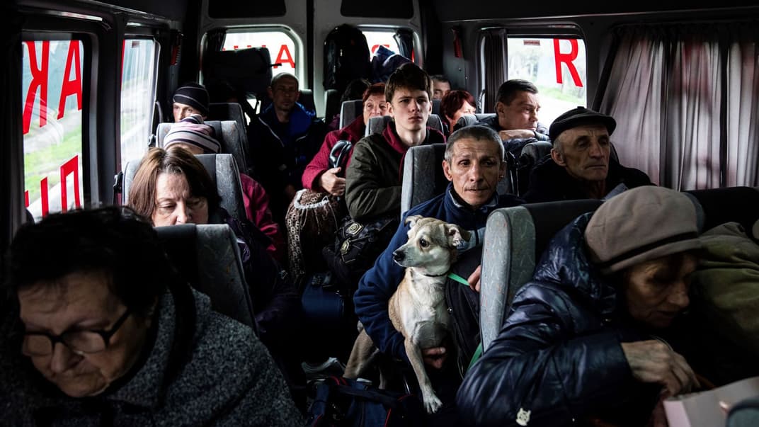 Люди сидять в автобусі під час евакуації з міста Лиман Донецької області, 30 квітня 2022 року