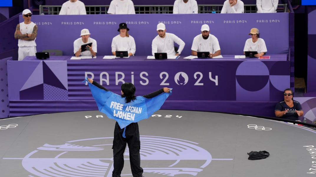 Манижа Талаш в накидке с надписью «Волю афганским женщинам» во время соревнований на Олимпийских играх, 9 августа 2024 года