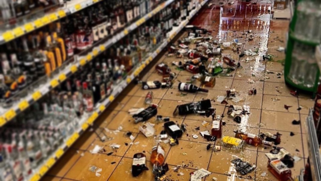 Побиті пляшки в магазині