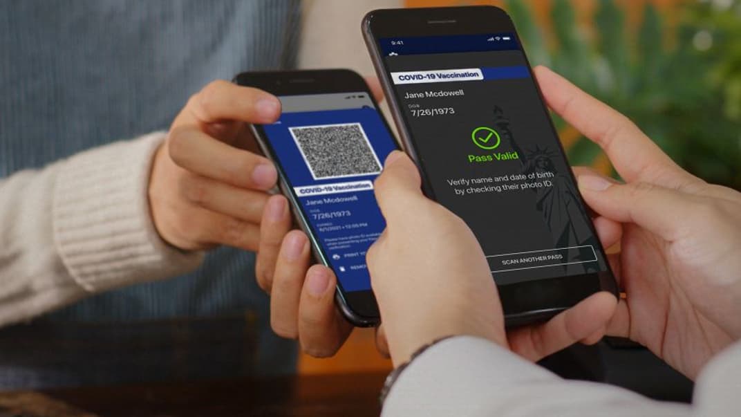 На фото, предоставленном пресс-службой губернатора штата Нью-Йорк, демонстрируется один из возможных путей реализации «ковид-паспортов» — новое приложение Excelsior Pass, которое будет выполнять роль цифрового пропуска для подтверждения вакцинации или отрицательного теста на COVID-19