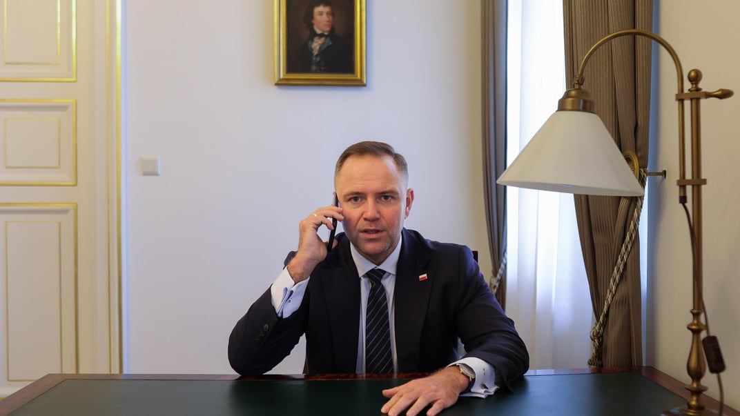 Обраний президент Польщі Кароль Навроцький під час розмови з президентом України Володимиром Зеленським