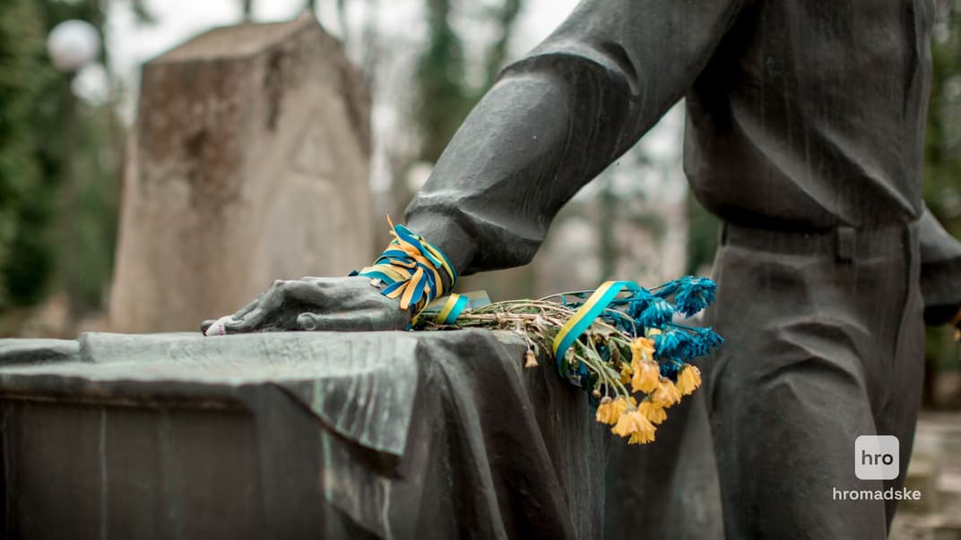 Могила Володимира Івасюка на Личаківському цвинтарі