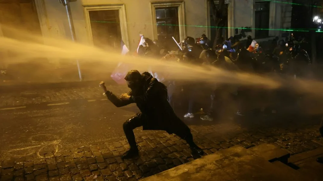 Поліціянти використовують водомети для розгону демонстрантів під час протестів у Грузії, 1 грудня 2024 року Поліціянти використовують водомети для розгону демонстрантів під час протестів у Грузії, 1 грудня 2024 року