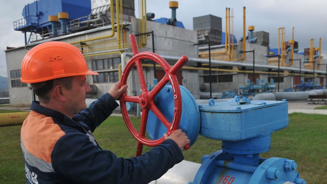 Працівник української заправної станції Воловець на заході України контролює клапан газу, 7 жовтня 2015 року.