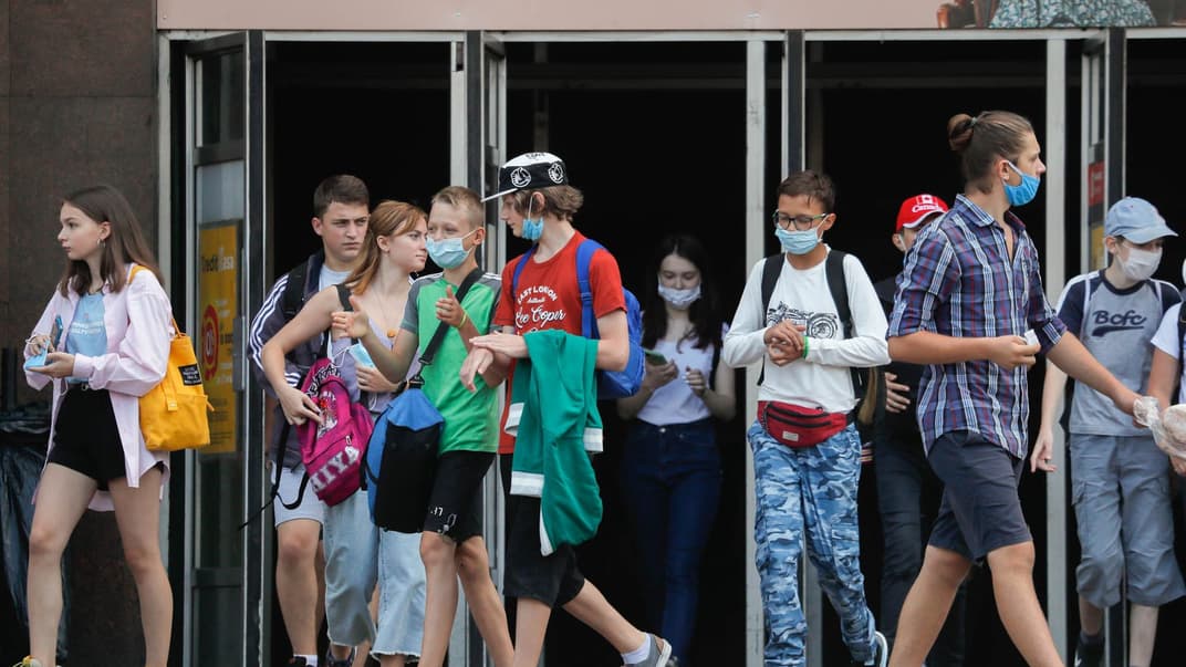 Українці, що мають захисні маски для обличчя, виходять зі станції метро під час пандемії коронавірусу COVID-19, у Києві, Україна, 12 серпня 2020 року.