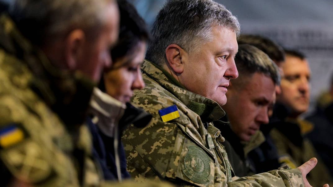 Петро Порошенко, у разі переобрання його президентом на другий термін, має стати гарантом прозорості розслідування та неупередженості суду щодо обвинувачень у бік одного з найбільш наближеної у його команді людини — Олега Гладковського (на фото — Порошенко із військовими під час робочої поїздки на Житомирщину, 21 грудня 2018 року)