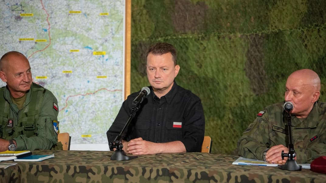 Министр обороны Польши Мариуш Блащак на брифинге с военными, 3 августа 2023 года