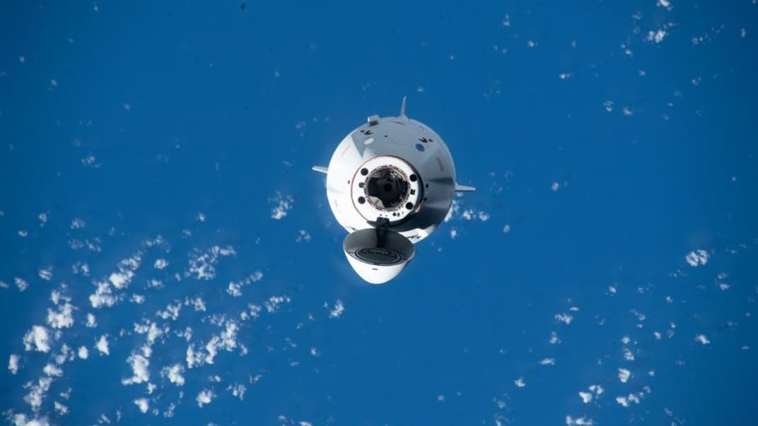 Корабль экипажа SpaceX Dragon Endurance приближается к Международной космической станции, 6 октября 2022 года.