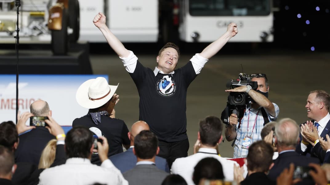 Засновник SpaceX Елон Маск стрибає після пілотованої місії SpaceX Falcon 9 Crew Dragon Demo-2, яка вилетіла зі стартового комплексу в космічному центрі Кеннеді, США, 30 травня 2020 року 