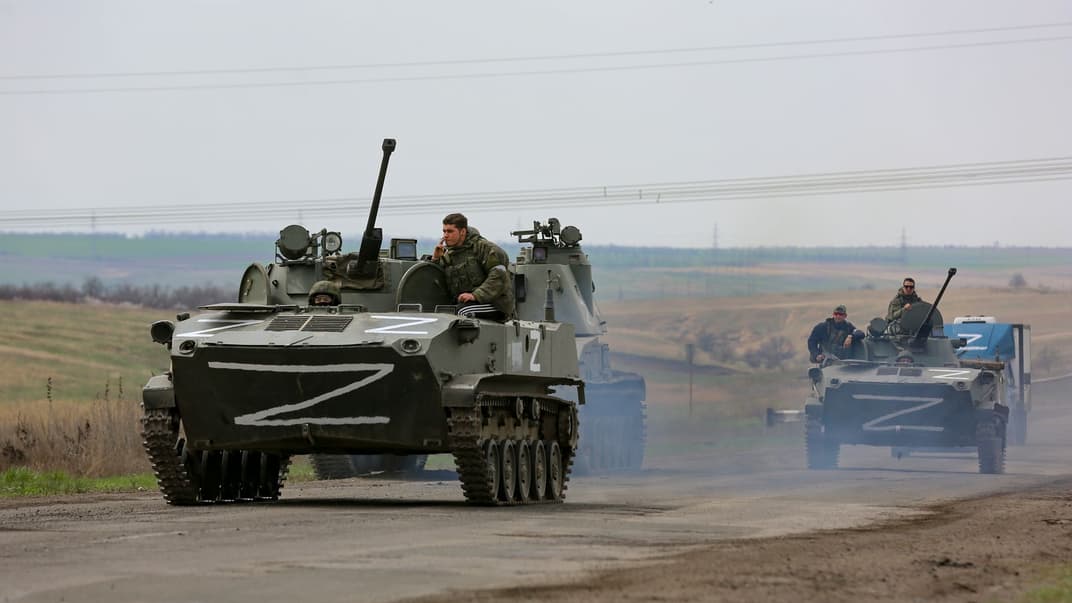 Российская военная техника двигается по шоссе у Мариуполя, 18 апреля 2022 года