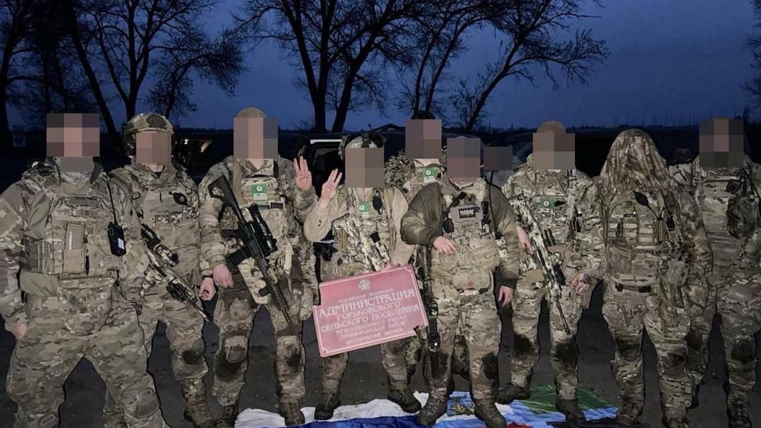 росдобровольці «Сибірського батальйону» біля захопленої адміністрації в Горьковському