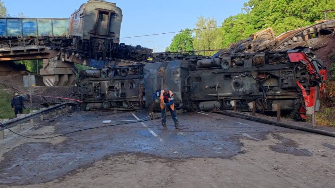 Поїзд після падіння з моста на Курщині