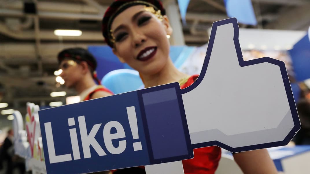 Соцсети Facebook исполняется 15 лет (на фото — женщина держит символ «лайк» на выставке в Берлине, Германия, 7 марта 2018 года)