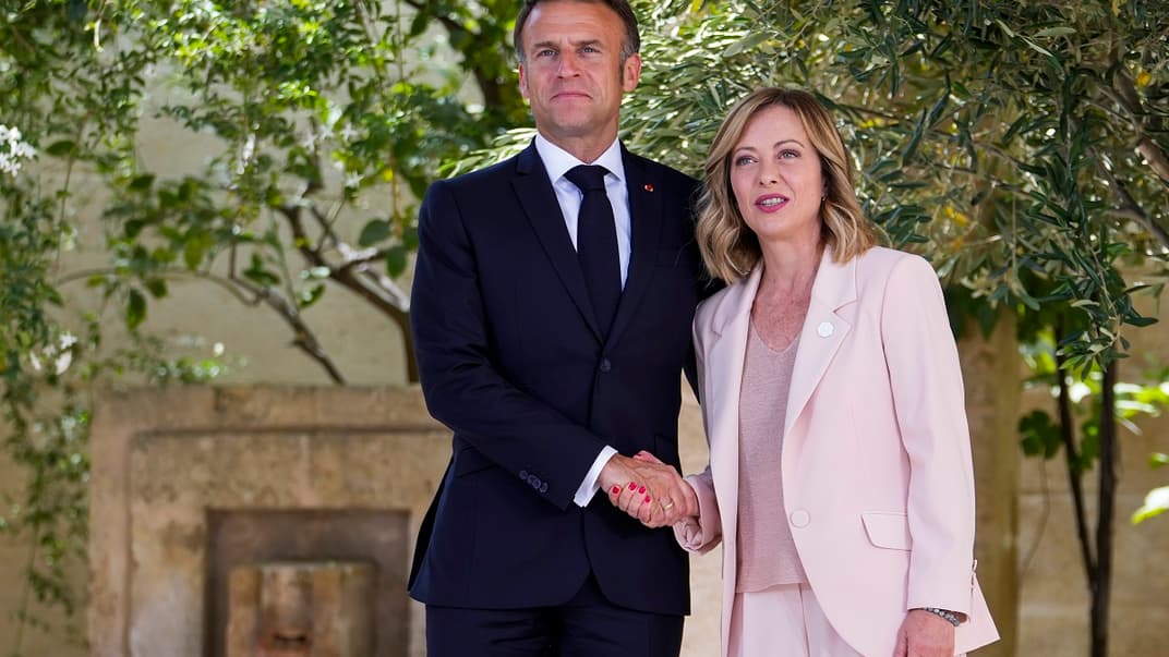 Президент Франції Емманюель Макрон вітає прем’єр-міністерку Італії Джорджу Мелоні під час саміту лідерів країн G7 у Борго-Егнація, Італія, 13 червня 2024 року