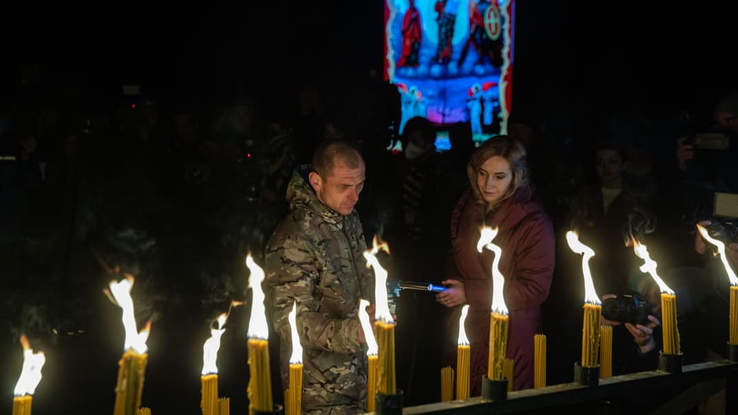 Ликвидатор аварии на Чернобыльской АЭС зажигает свечу памяти на центральной площади города Припять в день 35-й годовщины катастрофы, 26 апреля 2021 года