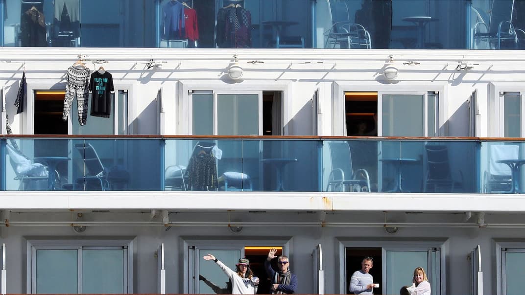 Пассажиры круизного лайнера Diamond Princess на балконах своих кают в порту города Йокогама на юге Японии, 9 февраля 2020 года. Корабль находится на карантине в порту, количество инфицированных китайским коронавирусом на 12 февраля выросла до 175. На лайнере всего было 3700 человек, среди которых 25 украинцев