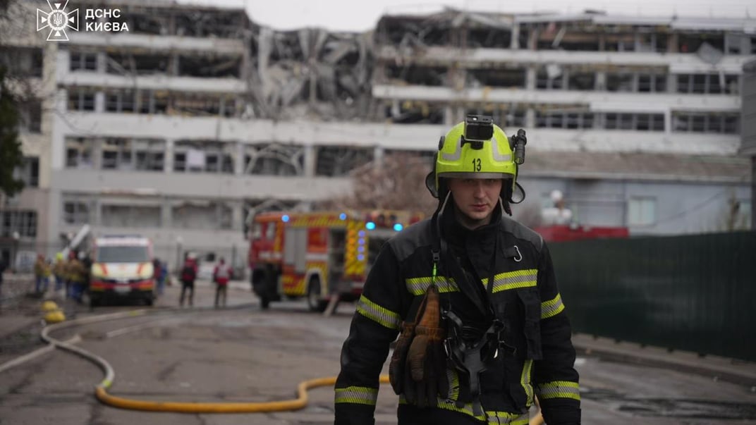 Рятувальники працюють на місці російської атаки у Києві