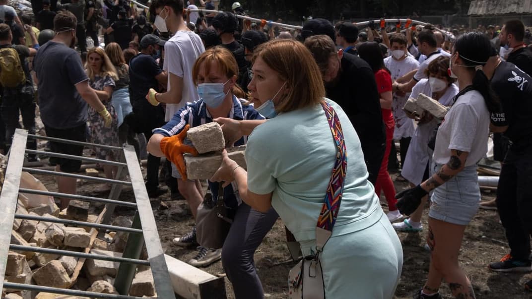Люди допомагають розбирати завали у лікарні «Охматдит», Київ, 8 липня 2024 року
