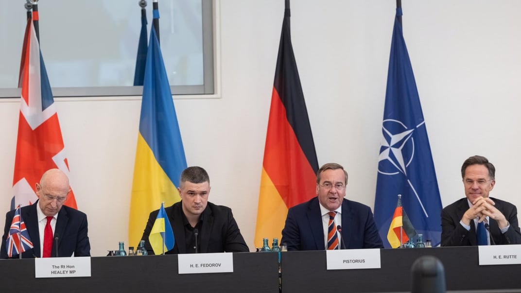 Міністри оборони Великої Британії, України, Німеччини (зліва направо — Джон Гілі, Михайло Федоров, Борис Пісторіус) та Генеральний секретар НАТО Марк Рютте