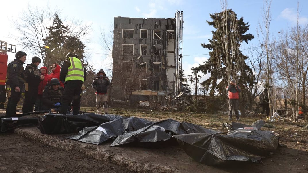 Погибшие возле места удара в Изюме