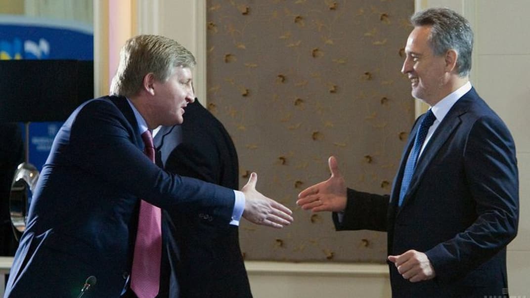 Бізнесмени Рінат Ахметов (ліворуч) та Дмитро Фірташ під час українсько-російського економічного форуму у Києві, 18 травня 2010 року 