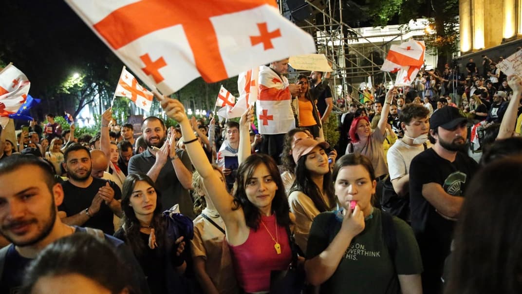 Протести біля будівлі парламенту Грузії проти закону про «іноагентів»