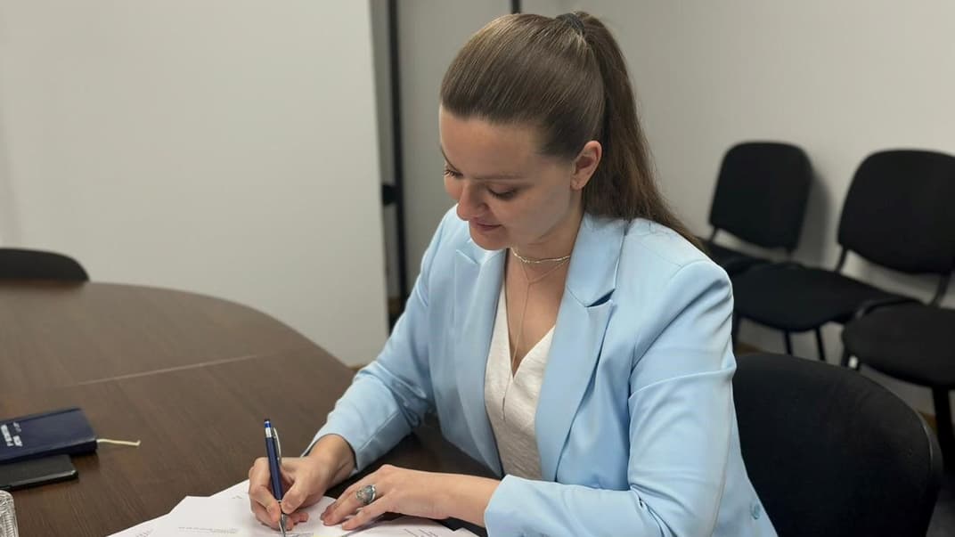 Заместитель министра финансов Ольга Зыкова подписывает протокол переговоров по привлечению гранта от США