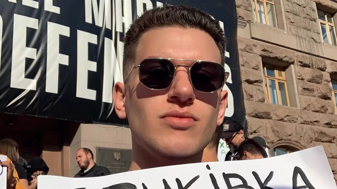 Активіст Роман Абрашин на акції протесту під стінами КМДА, 23 вересня 2023 року