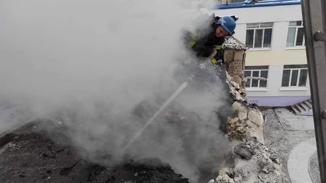 Пожарный ликвидирует возгорание, возникшее вследствие действий оккупантов