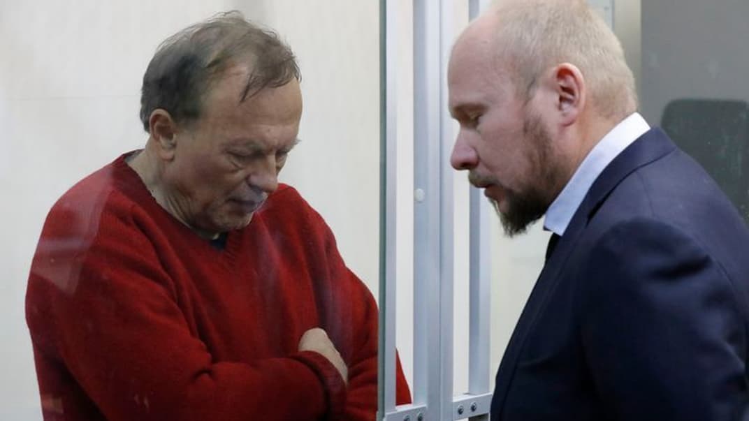 Олег Соколов (слева) с адвокатом перед началом суда в Санкт-Петербурге, Россия, 11 ноября 2019 года