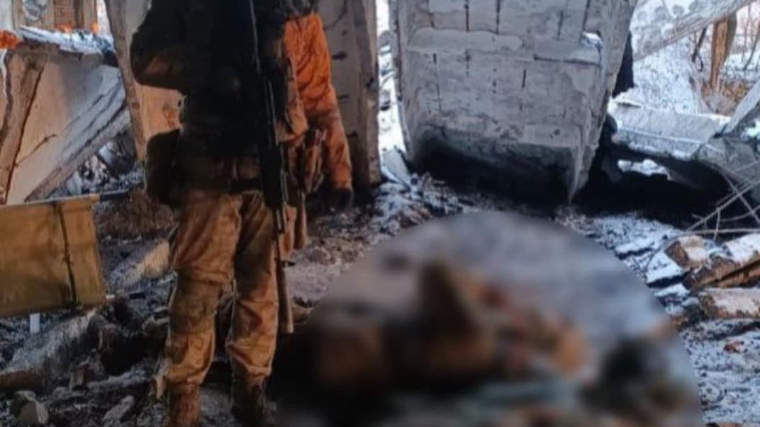 Український прикордонник та мертві росіяни під Бахмутом