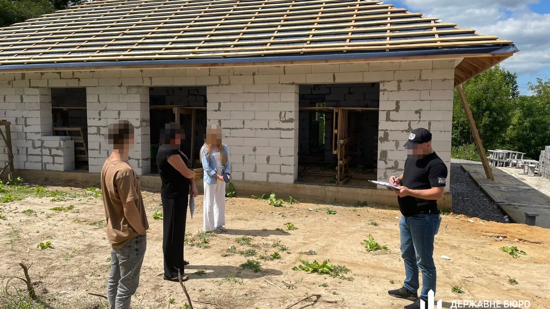 Колишньому голові ДСНС Вінниччини оголосили підозру в тому, що він змушував підлеглих будувати собі будинки