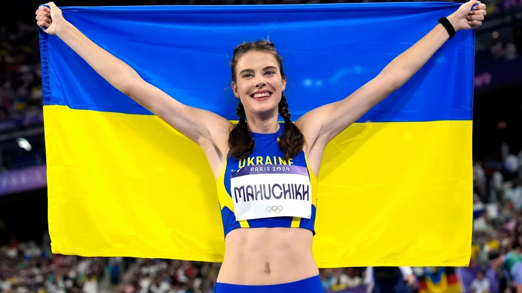 Українська легкоатлетка Ярослава Магучіх з України святкує перемогу у фіналі зі стрибків у висоту серед жінок на літніх Олімпійських іграх 2024 року, Франція, 4 серпня 2024 року