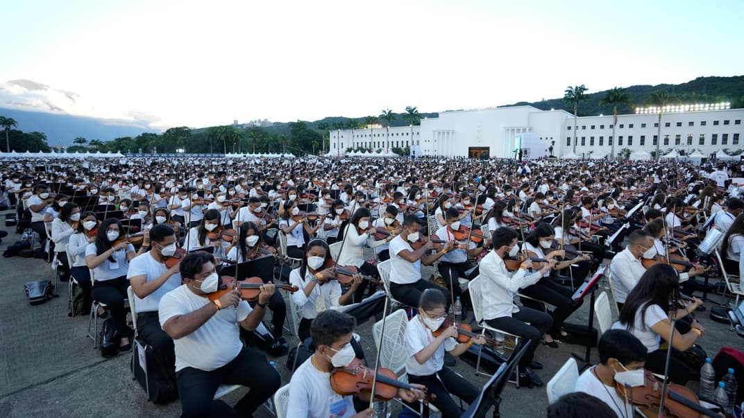 Члени National Orchestra System грають 12-хвилинну п'єсу Чайковського, щоб спробувати встановити новий світовий рекорд найбільшого оркестру, Каракас, 13 листопада 2021 року