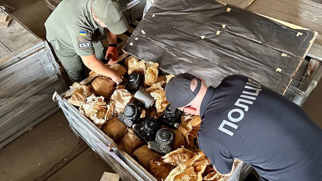 Правоохоронці проводять обшуки на складі фігурантів