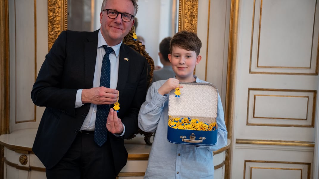 11-річний Єнс із Данії плете великодніх курчат з бісеру, а вторговані за них гроші збирає для українців