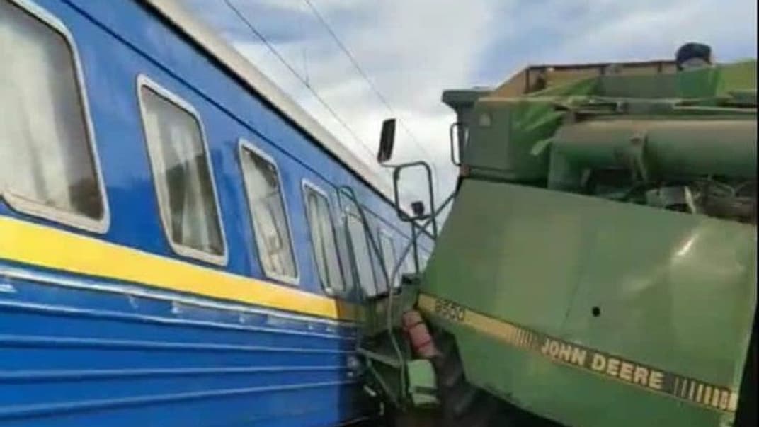 Комбайн протаранив потяг на Львів, рейс затримали на понад 2 години