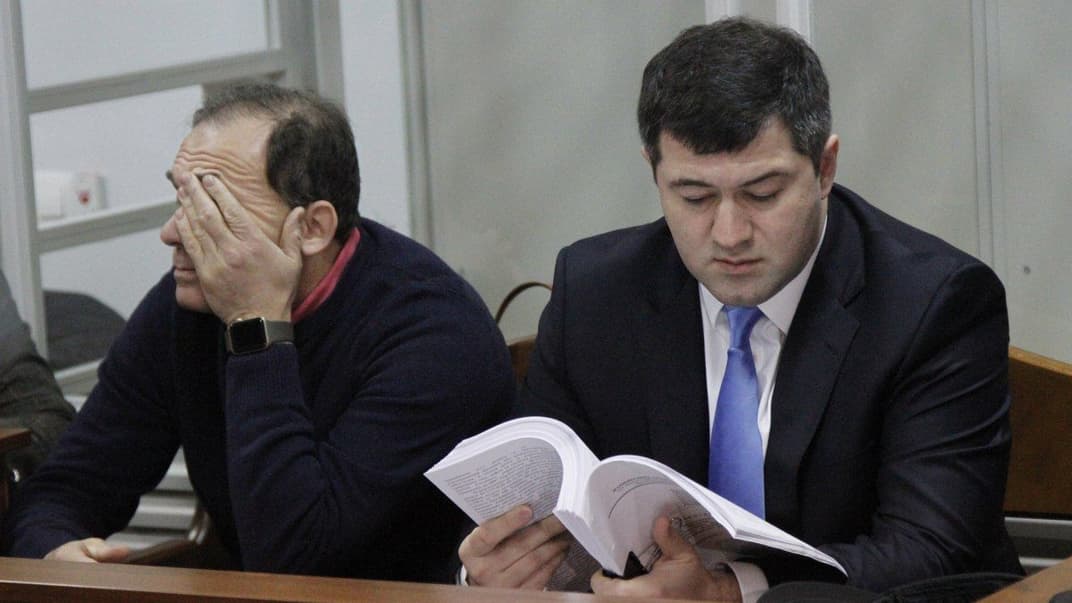 Відсторонений від посади очільник Державної фіскальної служби Роман Насіров та його адвокат Ігор Фомін під час засідання Шевченківського райсуду Києва, 7 грудня 2017 року