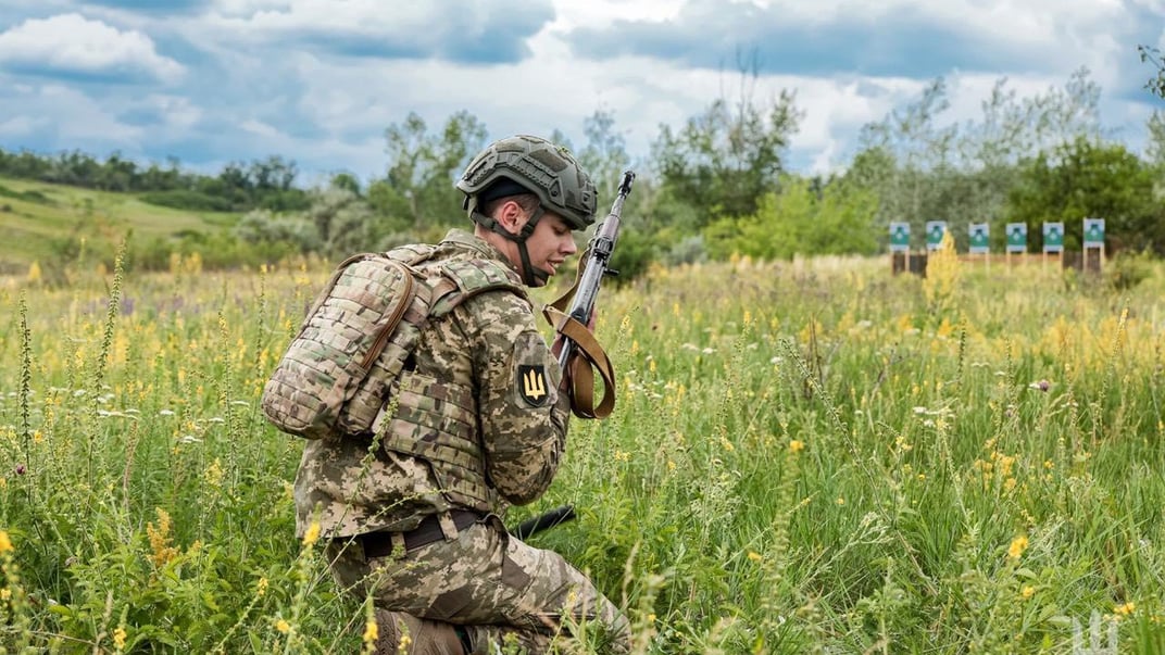 Український військовий у «піксельній» формі