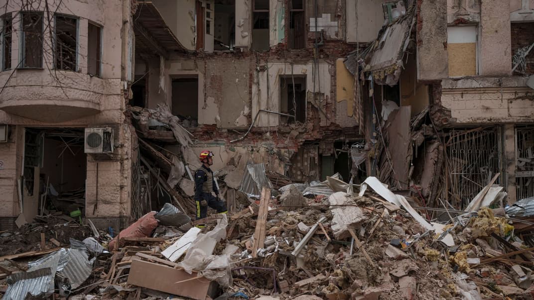 Пожежники розчищають уламки та шукають тіла під завалами, Харків, 11 квітня 2022 року