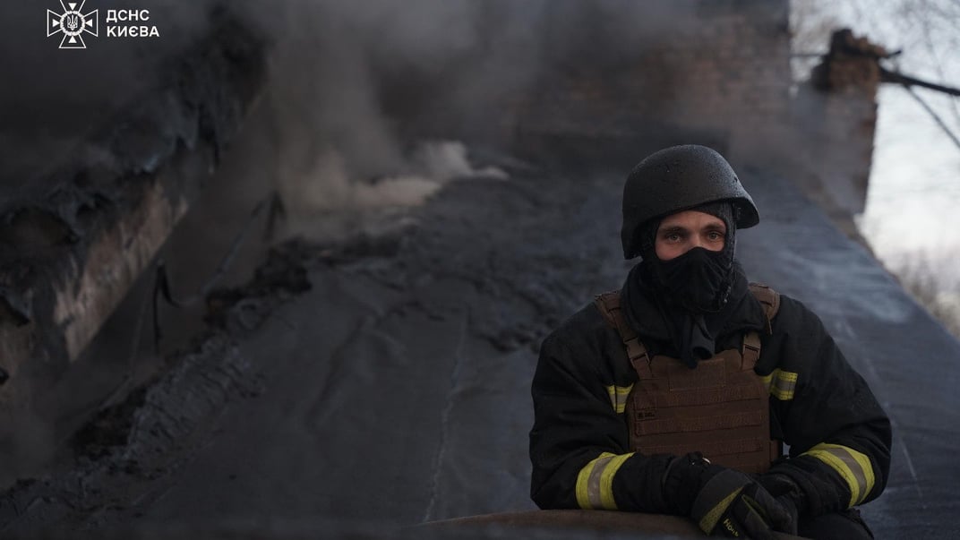 Рятувальник ліквідовує наслідки російської атаки на Київ, 12 квітня 2025 року
