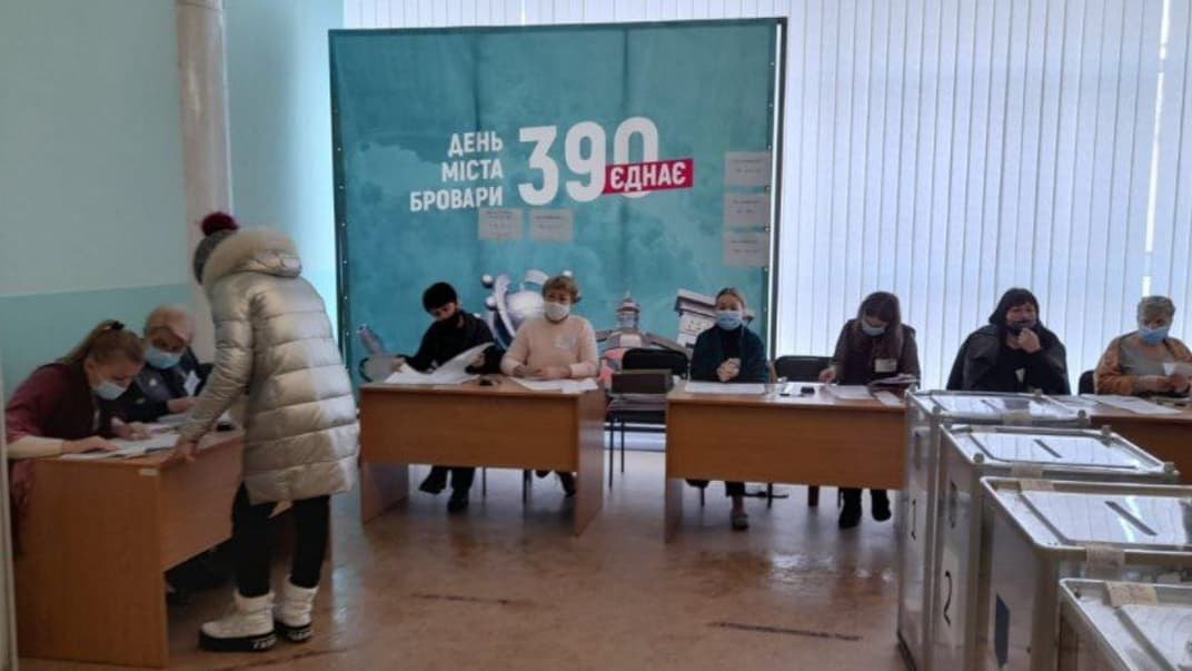 Агитация на одном из участков для голосования в Броварах. 17 января 2021 года